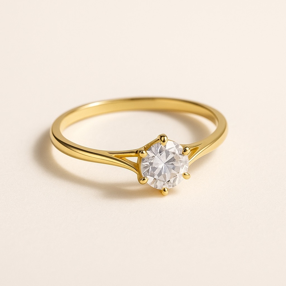 Chic Gold Ring with Crystal